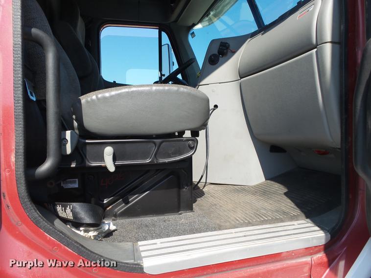 image for item DB7430 2003 Freightliner Columbia semi truck