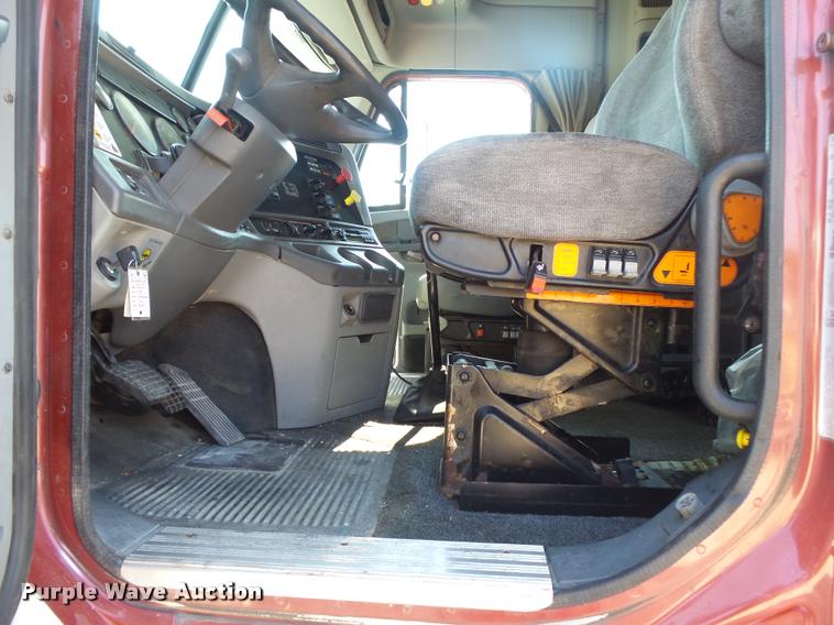 image for item DB7430 2003 Freightliner Columbia semi truck