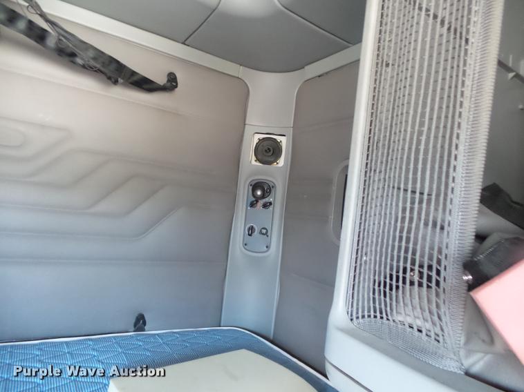 image for item DB7430 2003 Freightliner Columbia semi truck