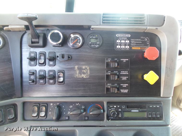 image for item DB7430 2003 Freightliner Columbia semi truck