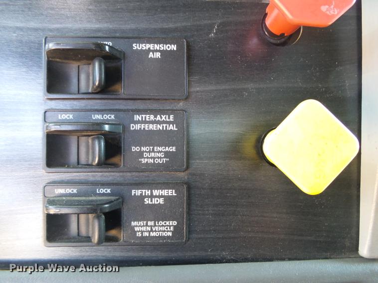 image for item DB7430 2003 Freightliner Columbia semi truck