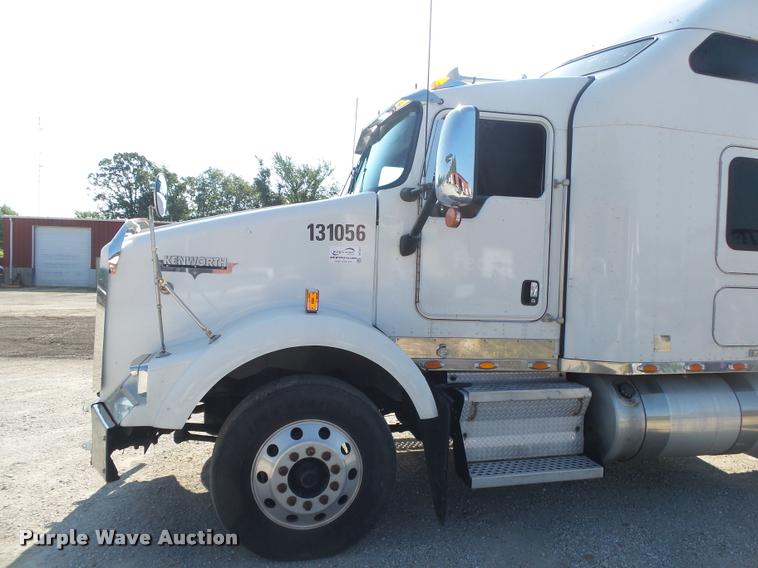 image for item DB7431 2003 Kenworth T800 semi truck
