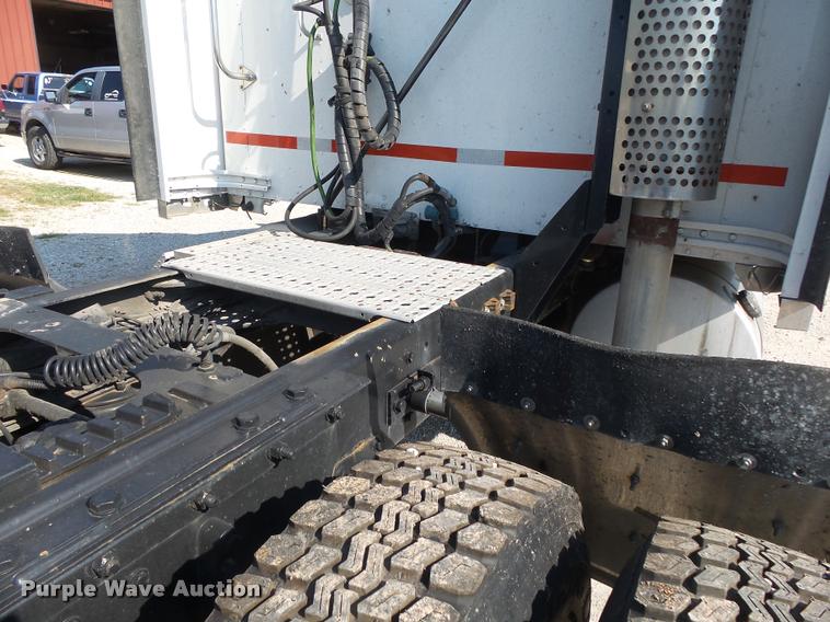 image for item DB7431 2003 Kenworth T800 semi truck