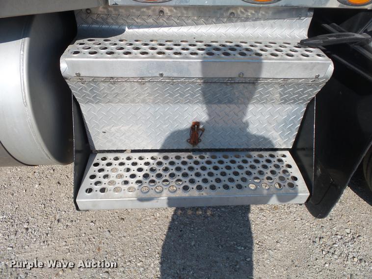 image for item DB7431 2003 Kenworth T800 semi truck