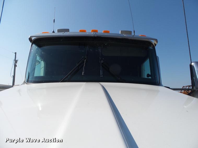 image for item DB7431 2003 Kenworth T800 semi truck