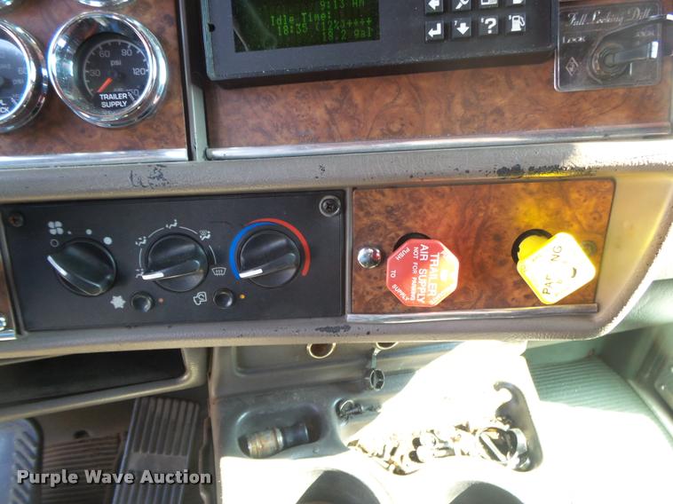 image for item DB7431 2003 Kenworth T800 semi truck