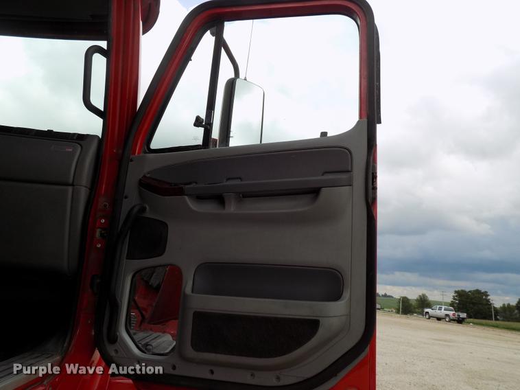 image for item DC4935 2003 Freightliner ST120 semi truck