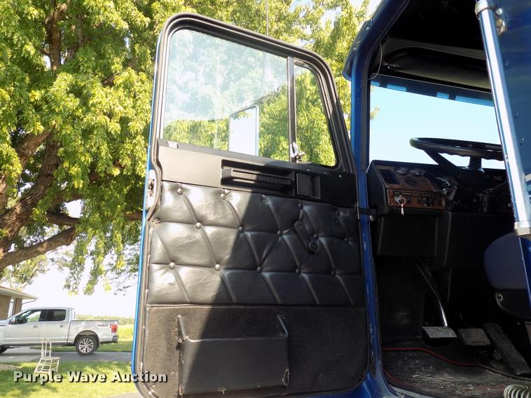 image for item DC4936 1993 Freightliner FDL112 semi truck