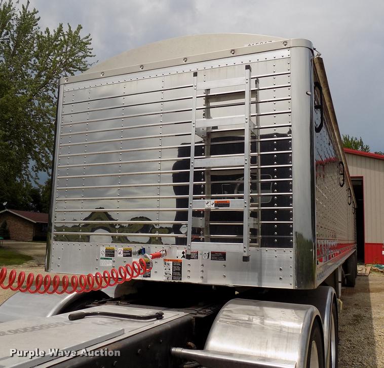 image for item DC4938 2016 Wilson Pace Setter triple hopper bottom grain trailer