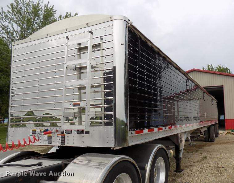 image for item DC4938 2016 Wilson Pace Setter triple hopper bottom grain trailer
