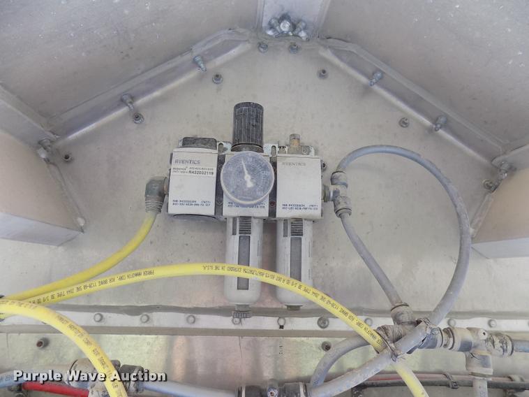 image for item DC4938 2016 Wilson Pace Setter triple hopper bottom grain trailer