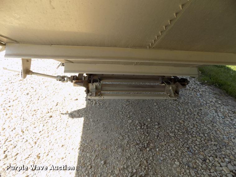 image for item DC4938 2016 Wilson Pace Setter triple hopper bottom grain trailer