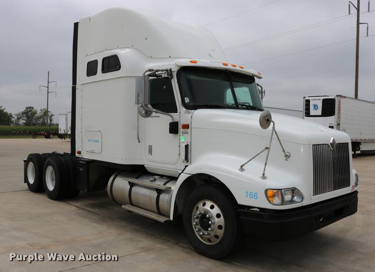 image for item DD0237 2007 International 9400i semi truck