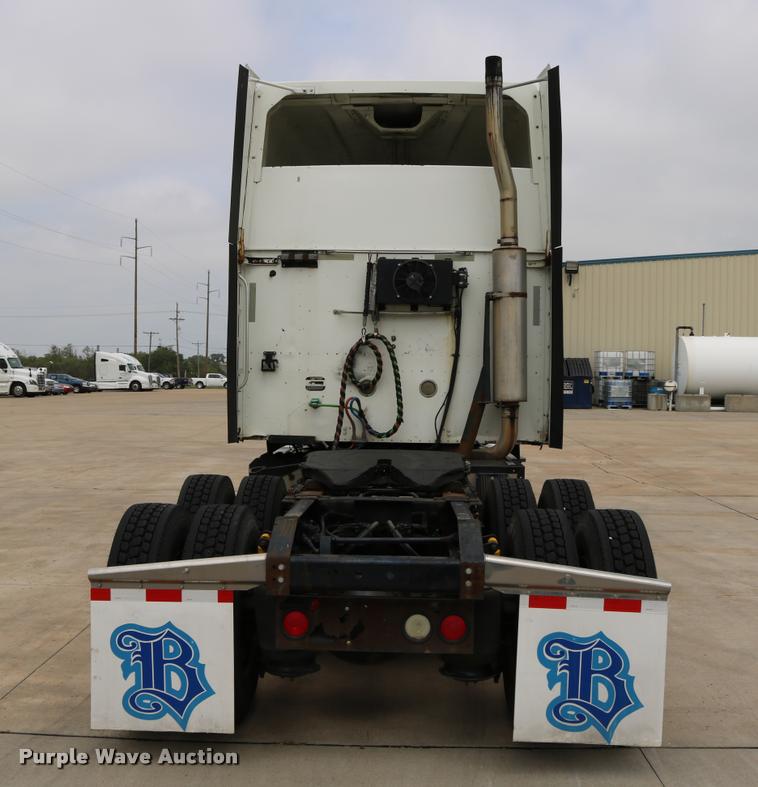 image for item DD0237 2007 International 9400i semi truck