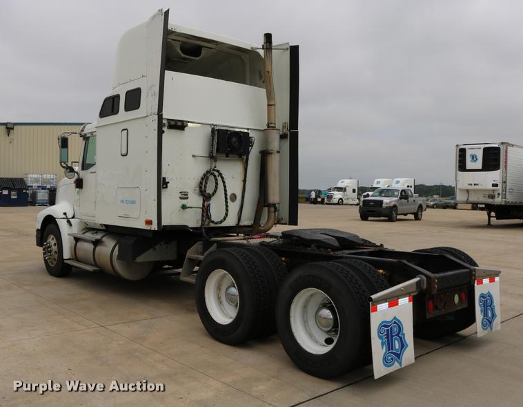image for item DD0237 2007 International 9400i semi truck