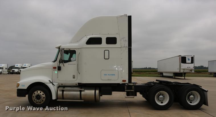 image for item DD0237 2007 International 9400i semi truck