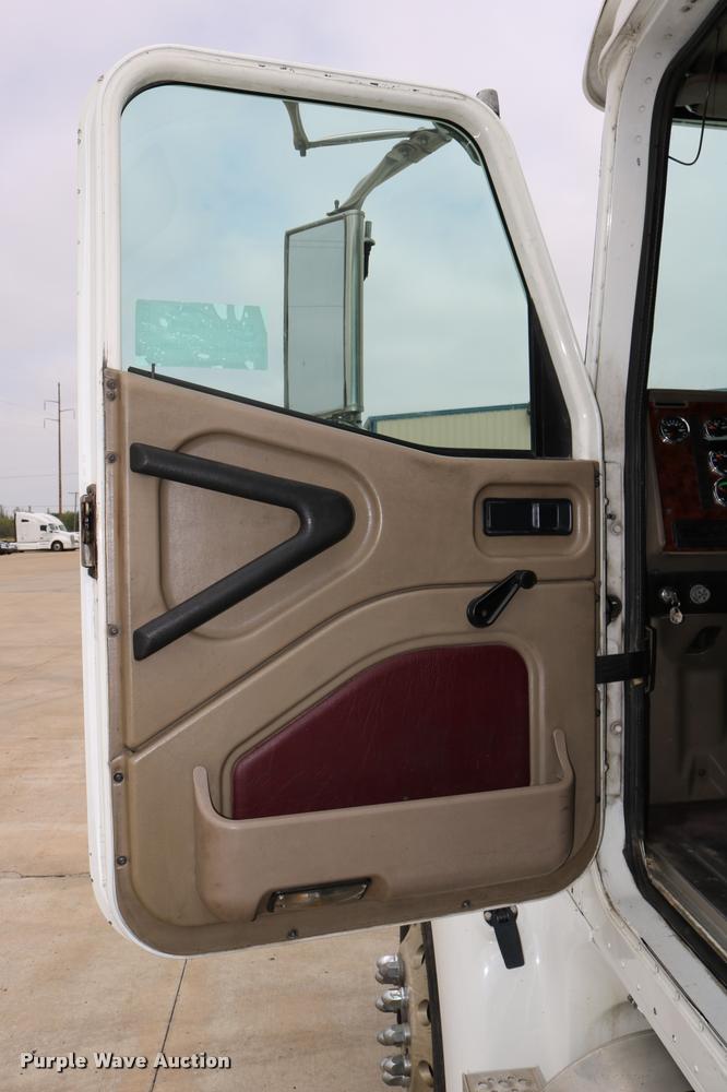 image for item DD0237 2007 International 9400i semi truck