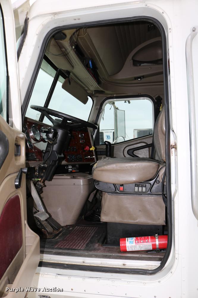 image for item DD0237 2007 International 9400i semi truck