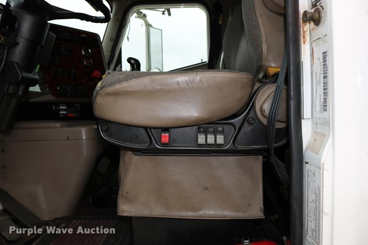 image for item DD0237 2007 International 9400i semi truck