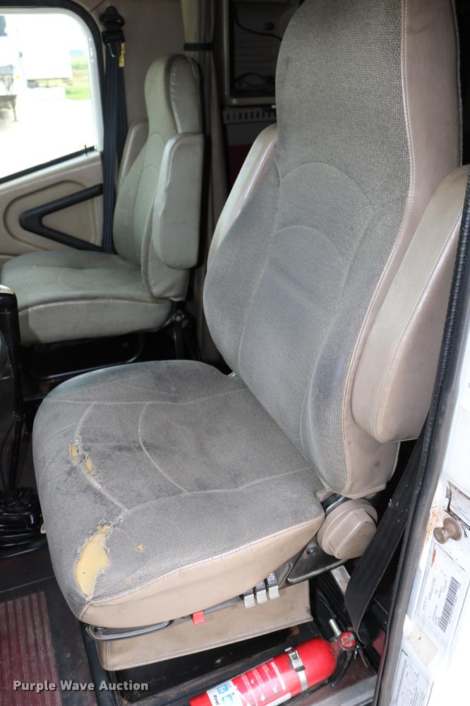 image for item DD0237 2007 International 9400i semi truck