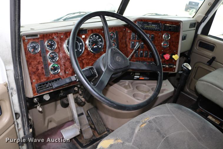 image for item DD0237 2007 International 9400i semi truck