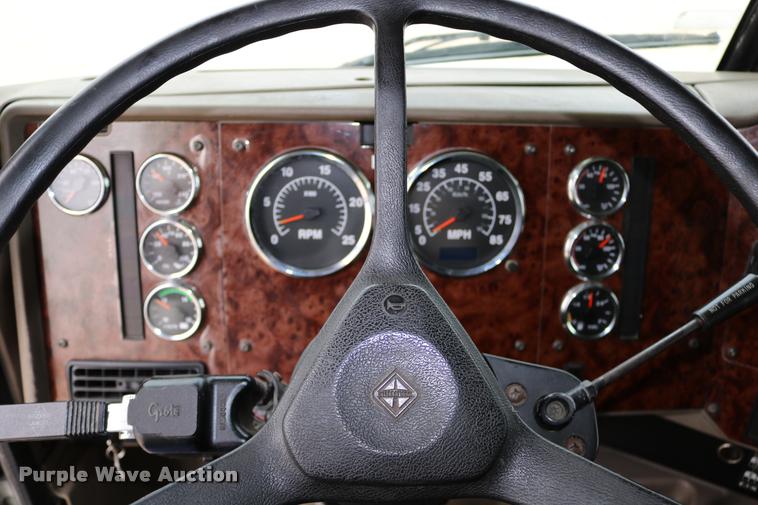 image for item DD0237 2007 International 9400i semi truck