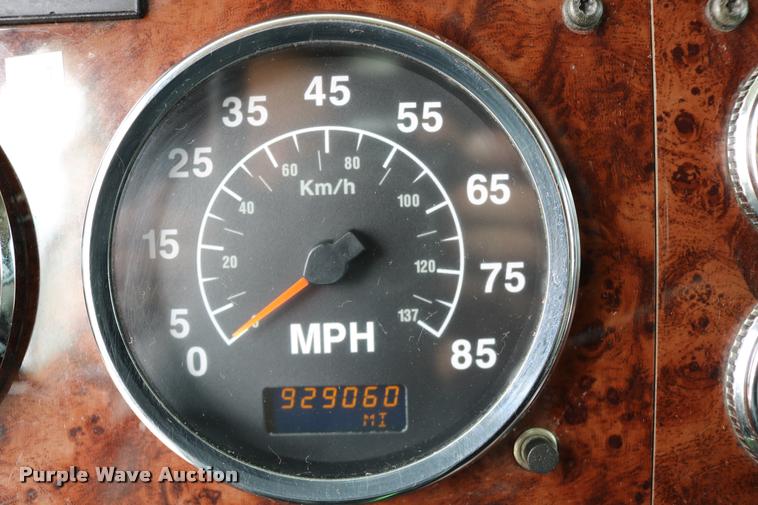 image for item DD0237 2007 International 9400i semi truck