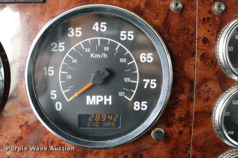 image for item DD0237 2007 International 9400i semi truck