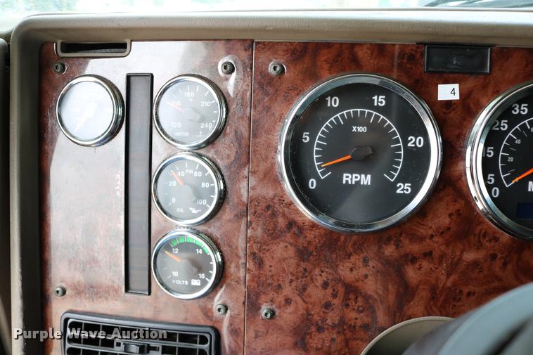 image for item DD0237 2007 International 9400i semi truck