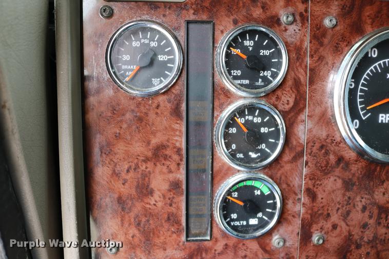 image for item DD0237 2007 International 9400i semi truck