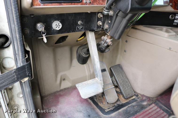 image for item DD0237 2007 International 9400i semi truck