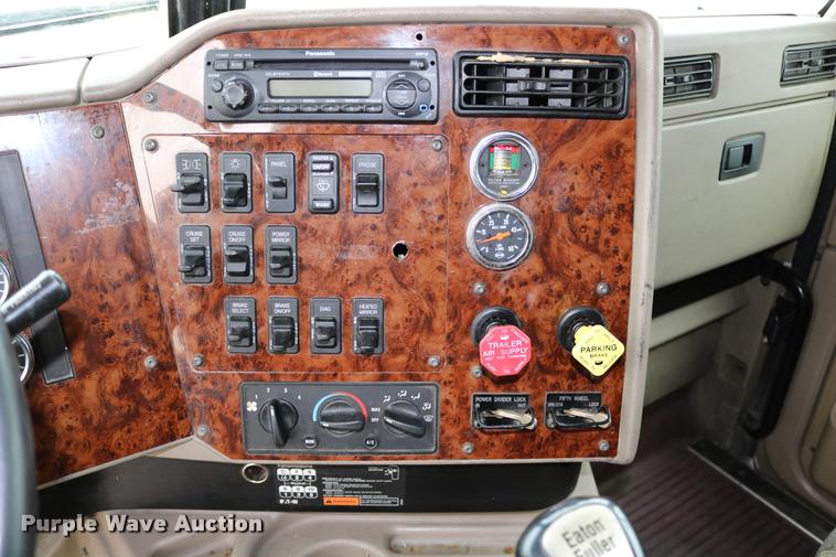 image for item DD0237 2007 International 9400i semi truck