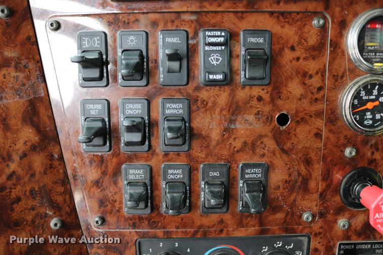 image for item DD0237 2007 International 9400i semi truck