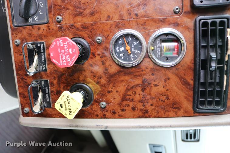 image for item DD0237 2007 International 9400i semi truck