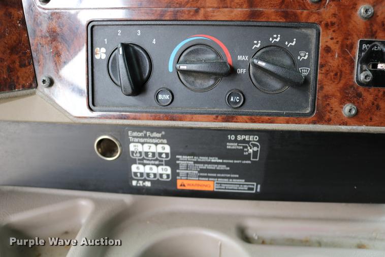 image for item DD0237 2007 International 9400i semi truck