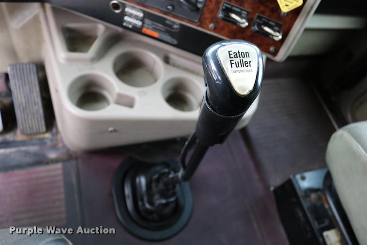 image for item DD0237 2007 International 9400i semi truck