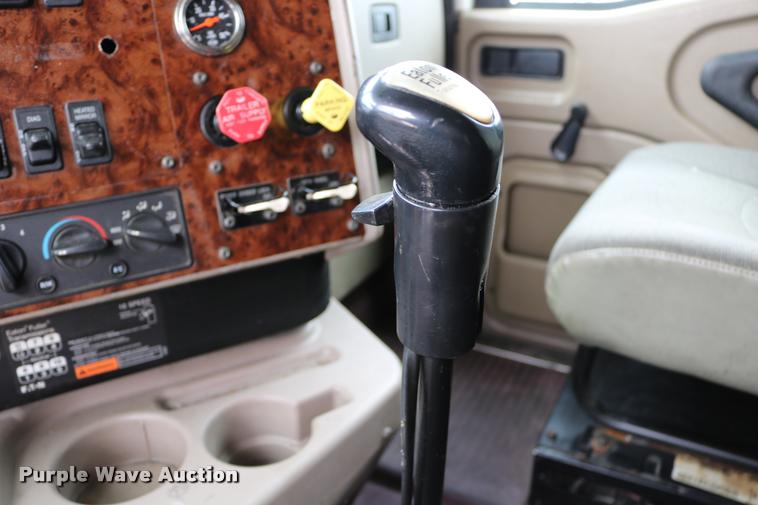 image for item DD0237 2007 International 9400i semi truck