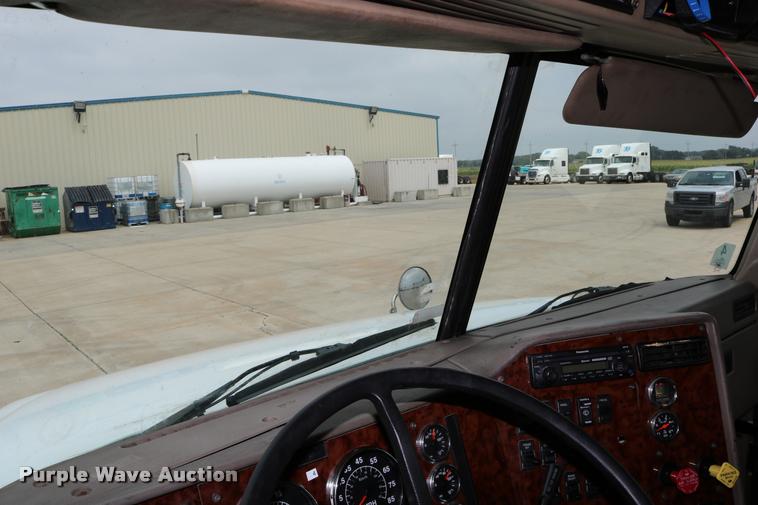 image for item DD0237 2007 International 9400i semi truck