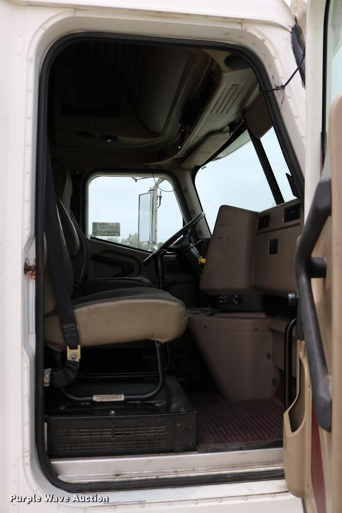 image for item DD0237 2007 International 9400i semi truck