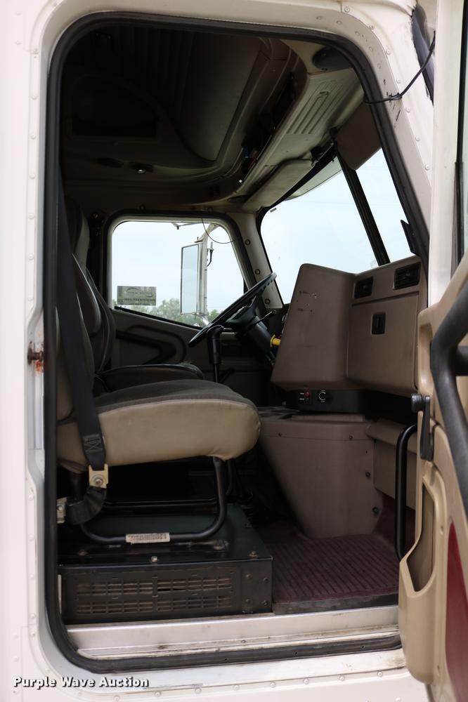 image for item DD0237 2007 International 9400i semi truck