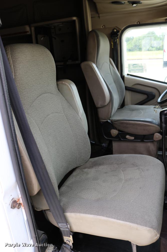 image for item DD0237 2007 International 9400i semi truck