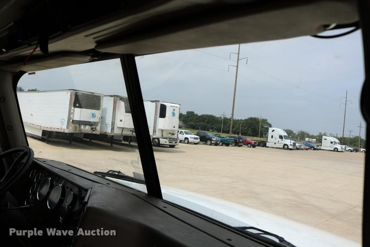 image for item DD0237 2007 International 9400i semi truck