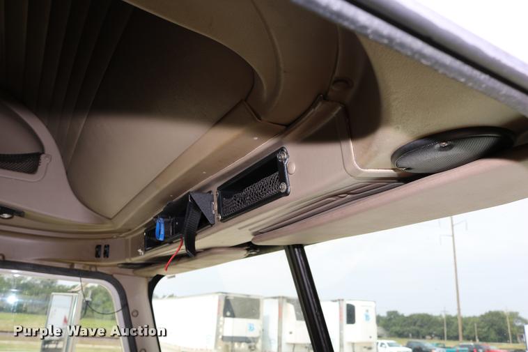 image for item DD0237 2007 International 9400i semi truck