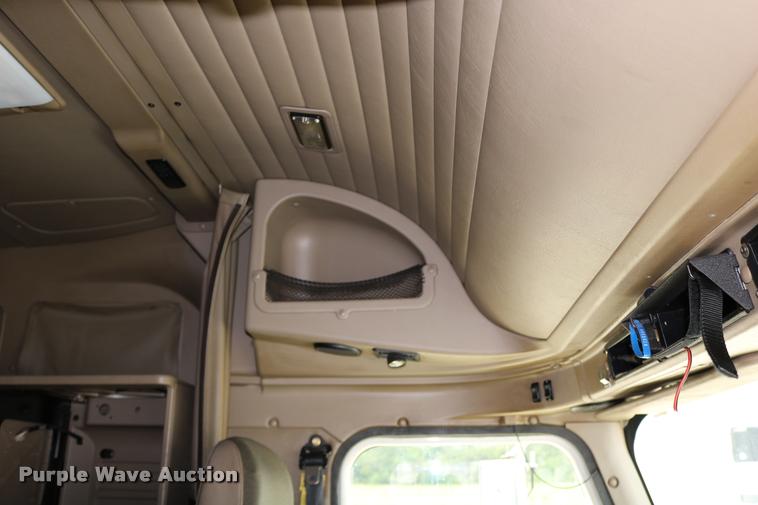 image for item DD0237 2007 International 9400i semi truck