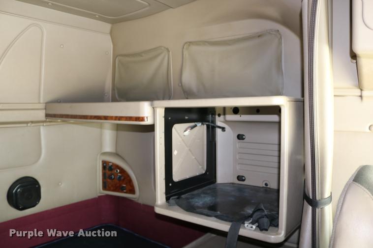 image for item DD0237 2007 International 9400i semi truck