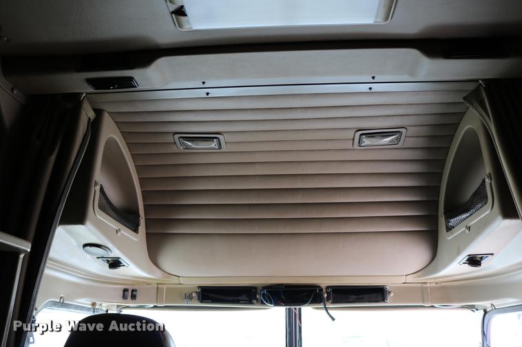 image for item DD0237 2007 International 9400i semi truck