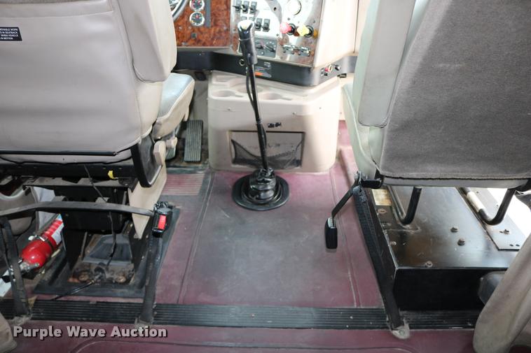 image for item DD0237 2007 International 9400i semi truck