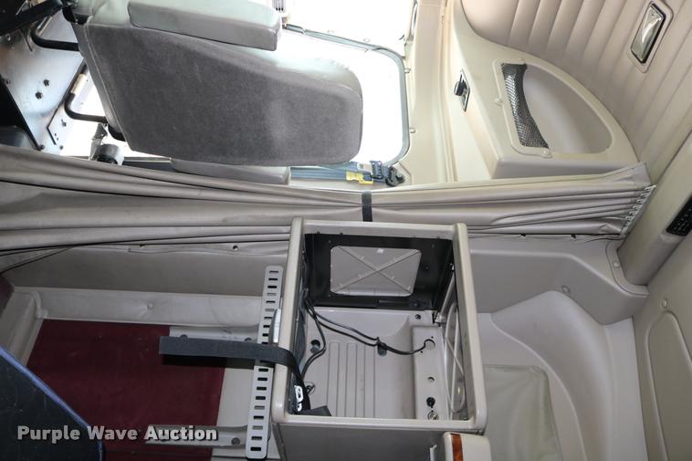 image for item DD0237 2007 International 9400i semi truck