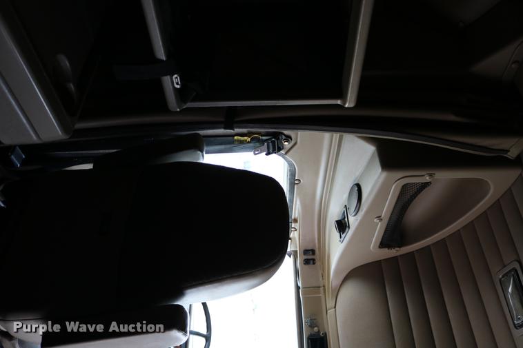 image for item DD0237 2007 International 9400i semi truck