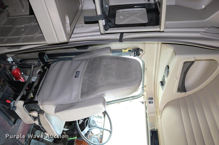 image for item DD0237 2007 International 9400i semi truck